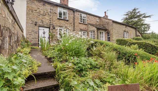 FOX BANK COTTAGE, pet friendly, with open fire in Bollington