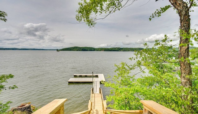 Fox Berry Hill -Lakefront w/Dock, Launch & Hot Tub