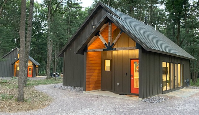 Fox Cabin @ Orange Tractor Retreat: 3BR ADA accessible cabin on 40 private acres