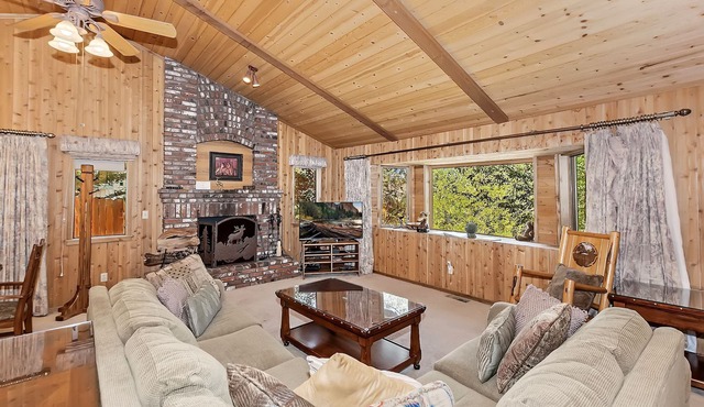 Fox Canyon by Destination Big Bear : Hot Tub! BBQ! Air Hockey! Internet! Deck! Great Neighborhood! Fireplace!