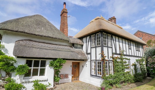 FOX COTTAGE, pet friendly, with open fire in Droitwich Spa