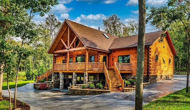 Fox Den Cabin Sleeps up to 18 ADA Compliant main floor w/Hot Tub