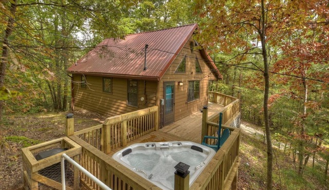 Fox Den Cabin with Invigorating Hot Tub!