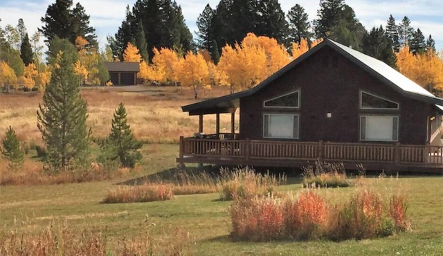 Fox Den Lodge: 3-bedroom lodge style retreat, just 7 minutes from Yellowstone. SAUNA