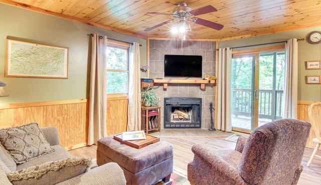 'Fox Den' w/Hot Tub! 22 Mi to Cataloochee Skiing