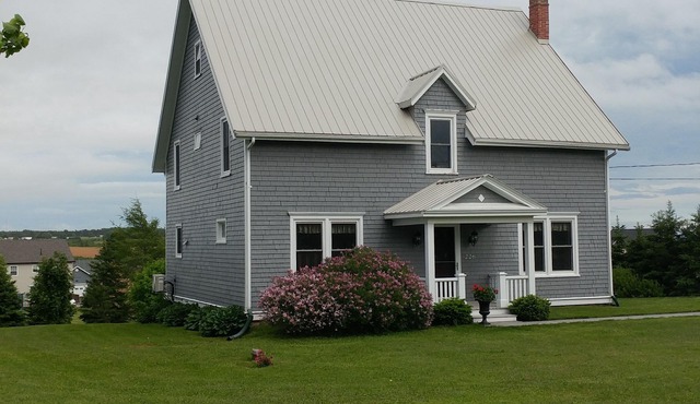 Fox Farm Suite is near Chtown, golf and beaches. Great yard and neighborhood.