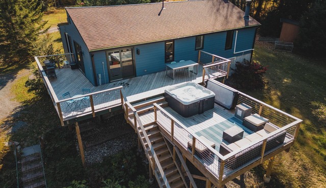Fox Hill Home: Recently Renovated Cabin w/Hot Tub & Pool Table