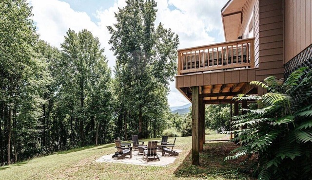 Fox Hill: Hot Tub, Views, Pet Friendly!