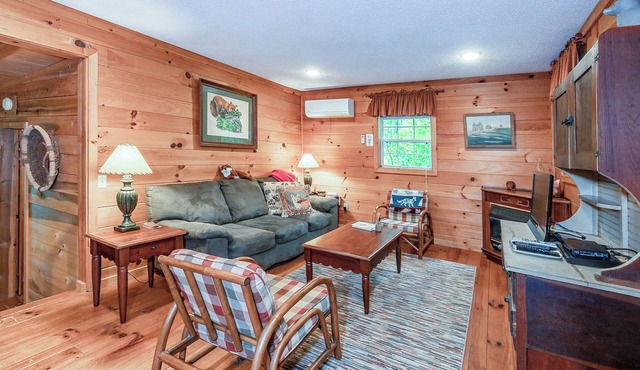 Fox Hole Cabin - Romantic Bungalow - Hike to Dozens of Waterfalls
