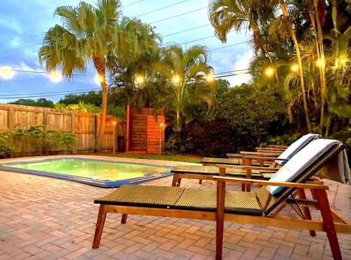 Fox Island Heated Spa- Downtown & Beach home