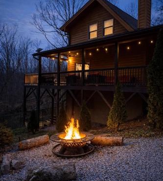 Fox Lake Cabin Retreat! Hot Tub, Games, Fire Pit, Sleeps 8