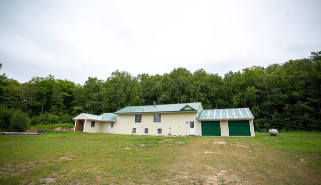 Fox Lodge - Beautiful Northwoods 3 Bedroom, 2 Bath Lodge