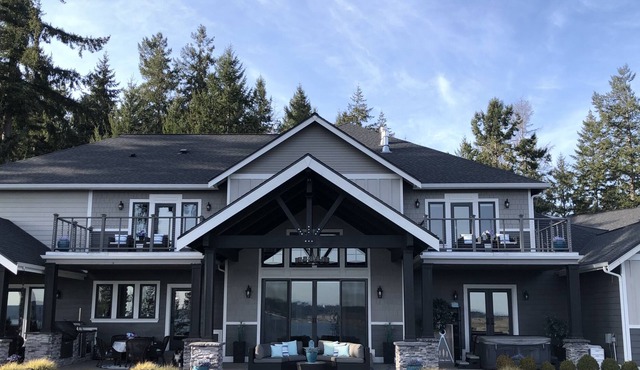 FOX LODGE - Private hottub & fire pit! Shared pool with mountain & water views!