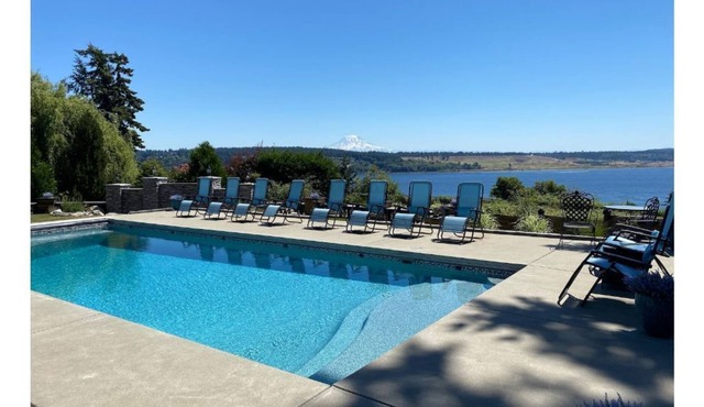 FOX LODGE - Relax. Refresh. Restore. (2-bdrm, pool, hot tub & view!)