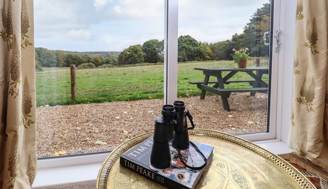 FOX MEADOW, romantic, character holiday cottage in Battle