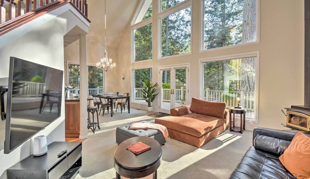 Fox Paws Luxury Cabin - Hot Tub, Fire Pit & Pines!