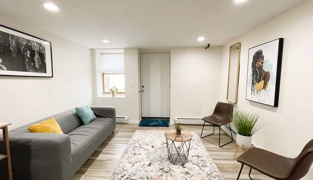 Fox Point Modern Apartment