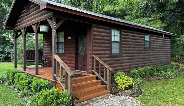 Fox Run Cabin with WiFi right on 130 mile Hike-Bike and Equestrian trail.