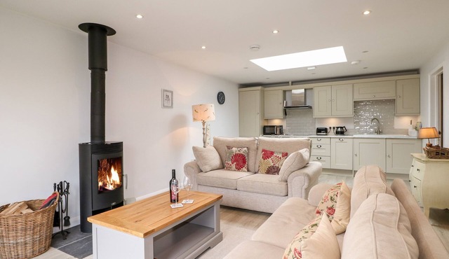 FOX'S DEN, luxury holiday cottage, with pool in Titchfield Common