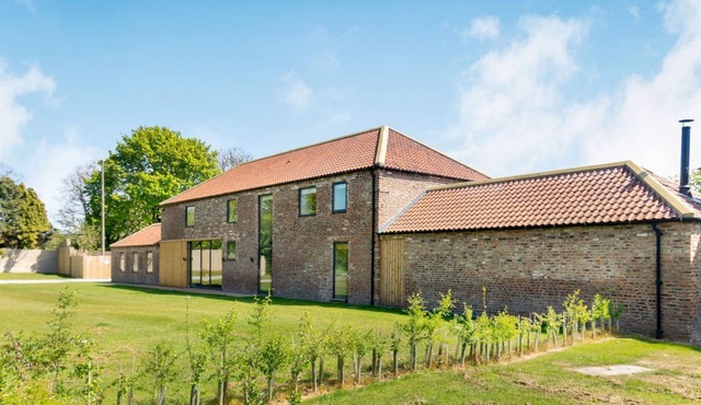 FOX'S DEN, pet friendly, character holiday cottage in Burton Pidsea