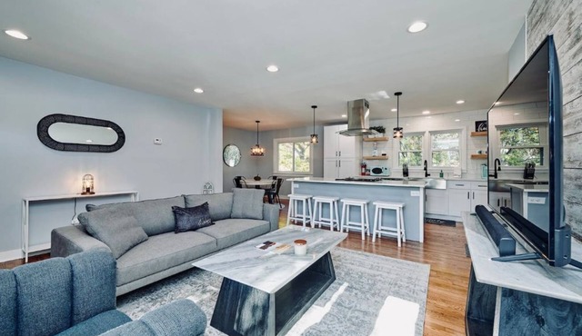 Fox Valley Farmhouse Overlooking The Fox River!