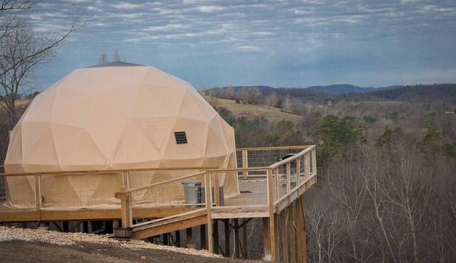 Fox Wood Luxury Dome with large deck, Indoor Jacuzzi, built-in hammock and mountain views - only 15 minutes from downtown Eureka Springs and 8 minutes from Beaver Lake.