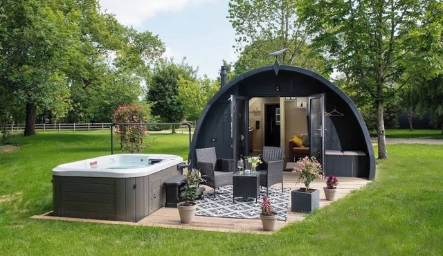 Foxes Den | Hot Tub Stay in the Cotswolds