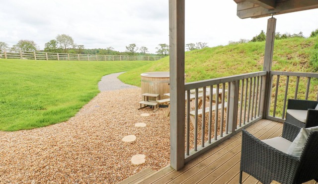 FOXES DEN, pet friendly, with hot tub in Staindrop