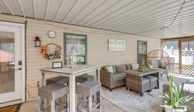 'Foxes Den' w/Hot Tub, Pool Table & Fire Pit!