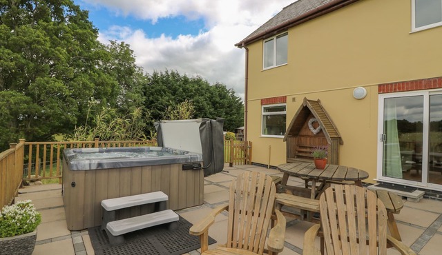 FOXES MEADOW, family friendly, with hot tub in Howey