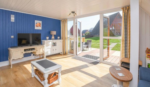 Foxes Sea Side Retreat Deluxe Chalet is a lovely holiday home tucked away on the Kent Coast