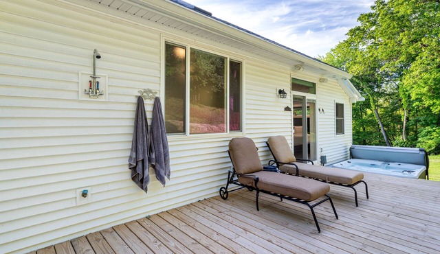 Foxfire - Secluded Zen Retreat with Spa & Views