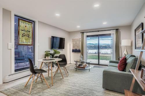 FoxGardens Incredible Lake & Mtn View Private Secure