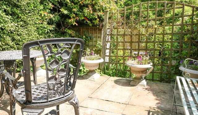 FOXGLOVE COTTAGE, family friendly, with open fire in Blockley