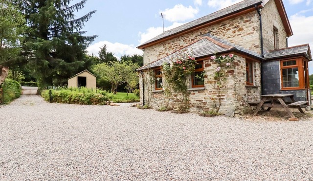 FOXGLOVE COTTAGE, family friendly, with hot tub in Bodmin