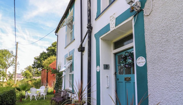 FOXGLOVE COTTAGE, pet friendly, character holiday cottage in Llanon