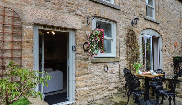FOXGLOVE COTTAGE, pet friendly, character holiday cottage in Richmond