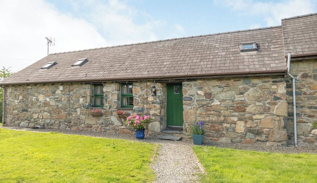 FOXGLOVE, family friendly, with a garden in Newport, Pembrokeshire
