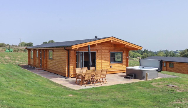 FOXGLOVE LODGE, pet friendly, with hot tub in Hittisleigh