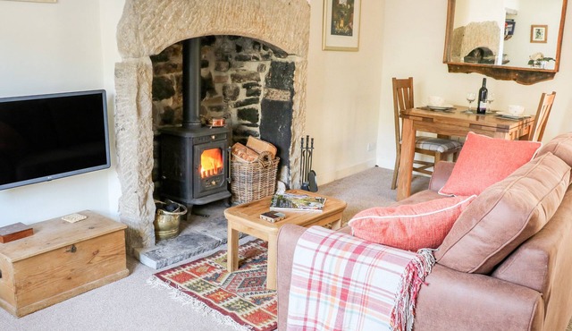 FOXGLOVE, pet friendly, character holiday cottage in Cross Hills