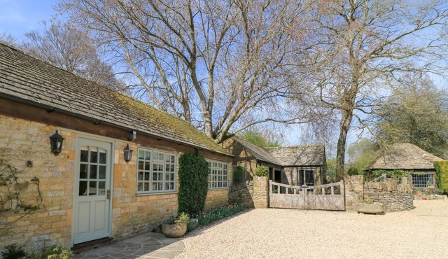 FOXHILL FARM BARN, with a garden in Bourton-On-The-Water