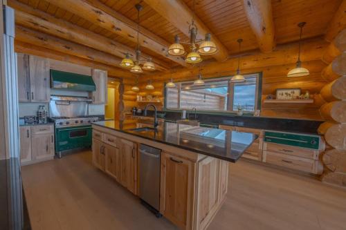 FoxHill Family Lodge Retreat with views from all sides and Hike over a hundred forty acres