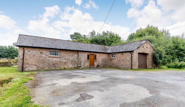 FOXLAIR COTTAGE, pet friendly, with a garden in Withypool