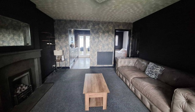 Foxley: Contractor 4-bed with parking & WIFI by Hosterooo