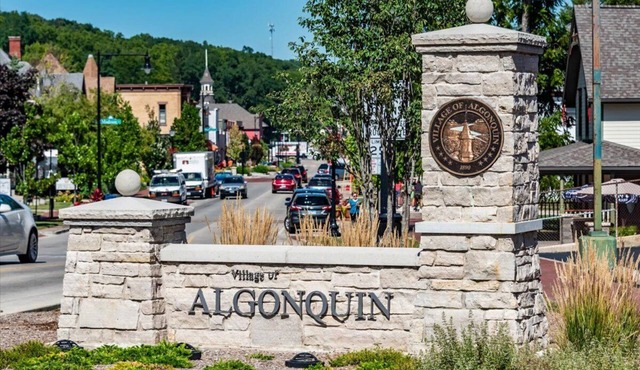 FoxRiver Escape House with FREE WIFI. Walk to Town!