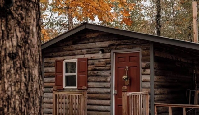 Fox’s Den Cute lil Cozy stay with a hot tub for relaxing