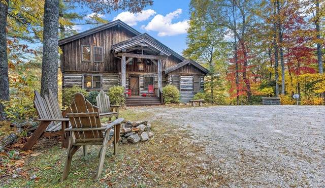 Foxtail Cabin - Luxury Cabin with Hot Tub, Pool Table, Firepit, Views!