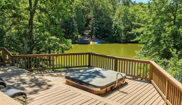 Foxtail Lake Front Chalet with HOT TUB