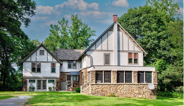 Foxtrot Lodge - Cozy Mountain Orchard Getaway