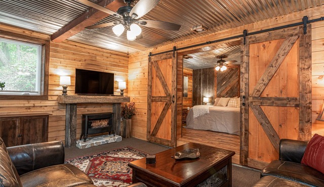 Foxwood Cabin - Hot Tub, Waterfalls & Pet-Friendly